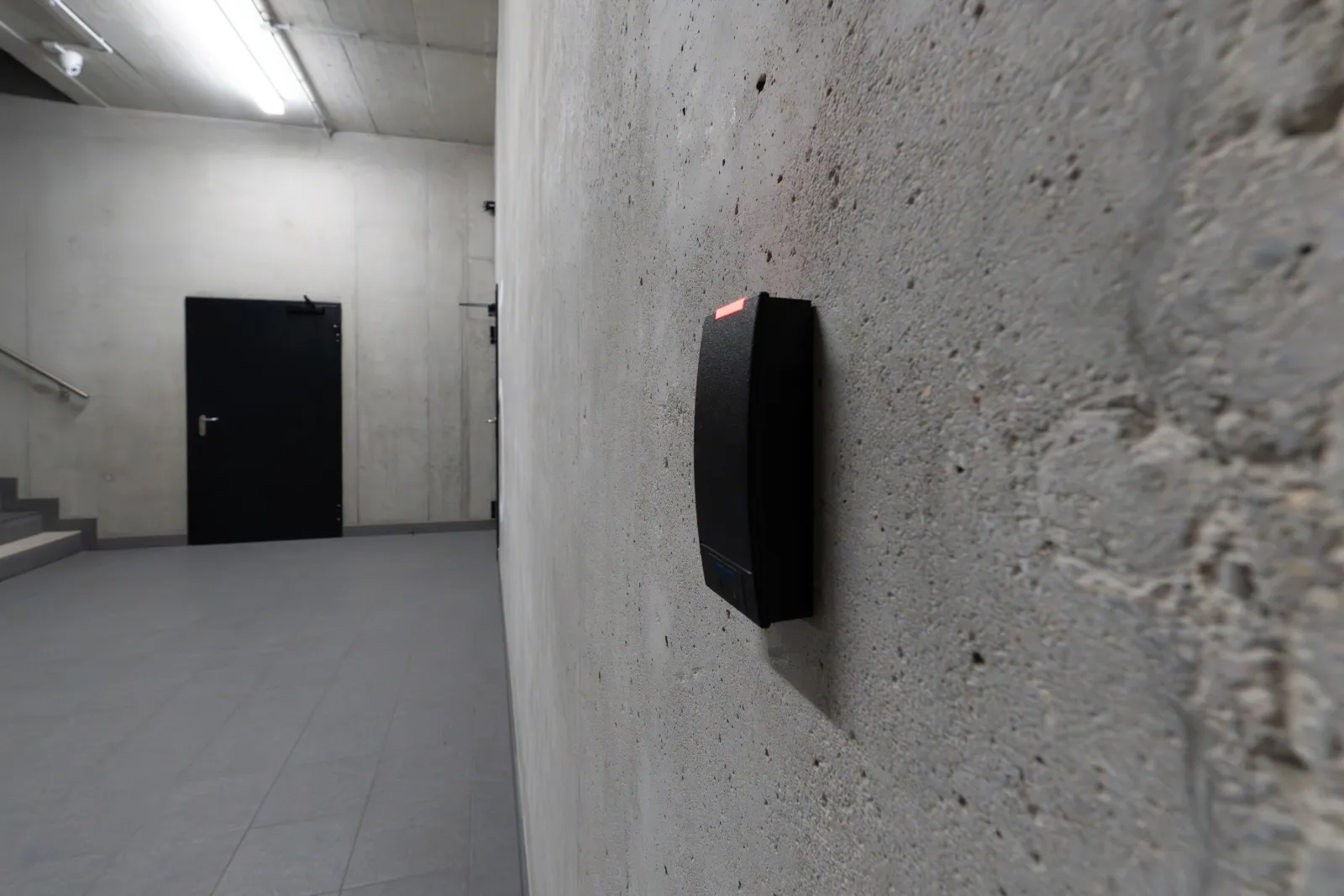 NFC-lezer aan de muur bij een selfstorage